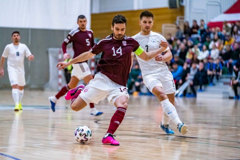 Telpu futbols. Latvija
