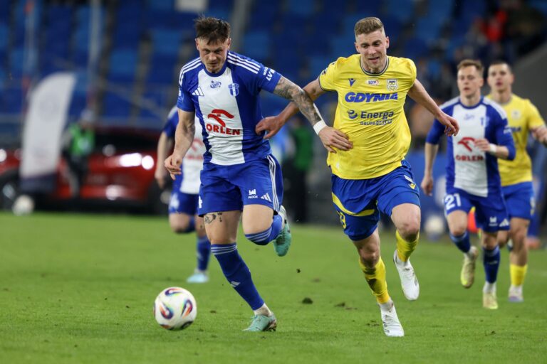 Vladislavs Gutkovskis (pa labi). Gdiņas "Arka". Polijas Ekstraklase