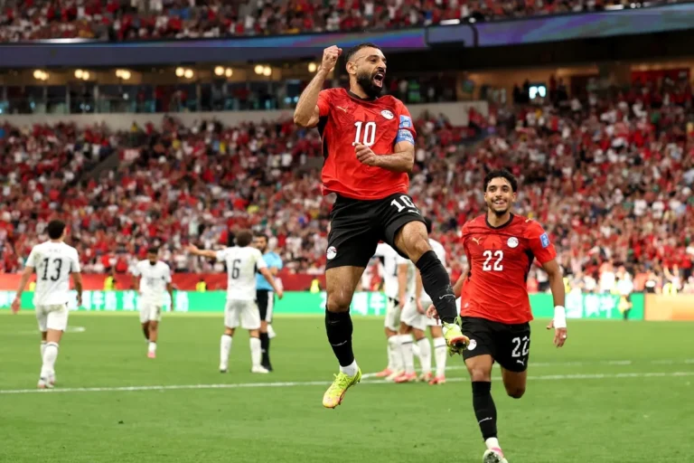 Mohameds Salāhs (Nr.10) un Omars Marmūšs svin Ēģiptes futbola izlases uzvaru. 2026.gada Pasaules kausa izcīņas finālturnīrs