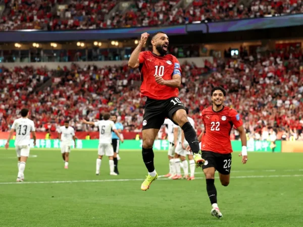 Mohameds Salāhs (Nr.10) un Omars Marmūšs svin Ēģiptes futbola izlases uzvaru. 2026.gada Pasaules kausa izcīņas finālturnīrs