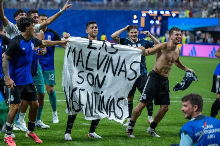 Argentīnas izlases futbolisti ar skandalozo baneru. 2026.gada Pasaules kausa izcīņas finālturnīrs