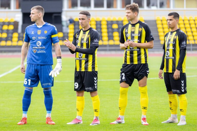 Dāvis Ikaunieks (otrais no kreisās) un "Šiauliai" futbolisti. Lietuvas A līga