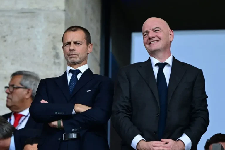 Aleksanders Čeferins (pa kreisi) un Džanni Infantīno