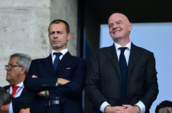 Aleksanders Čeferins (pa kreisi) un Džanni Infantīno