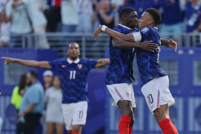 Usmans Dembelē (no kreisās) un Kilians Mbapē. Francijas futbola izlase