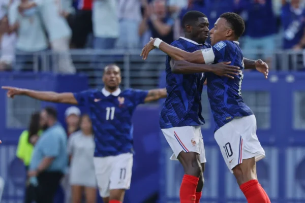 Usmans Dembelē (no kreisās) un Kilians Mbapē. Francijas futbola izlase