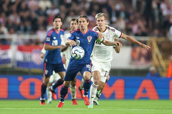 Luka Modričs un Dani Olmo, futbolazinas.com